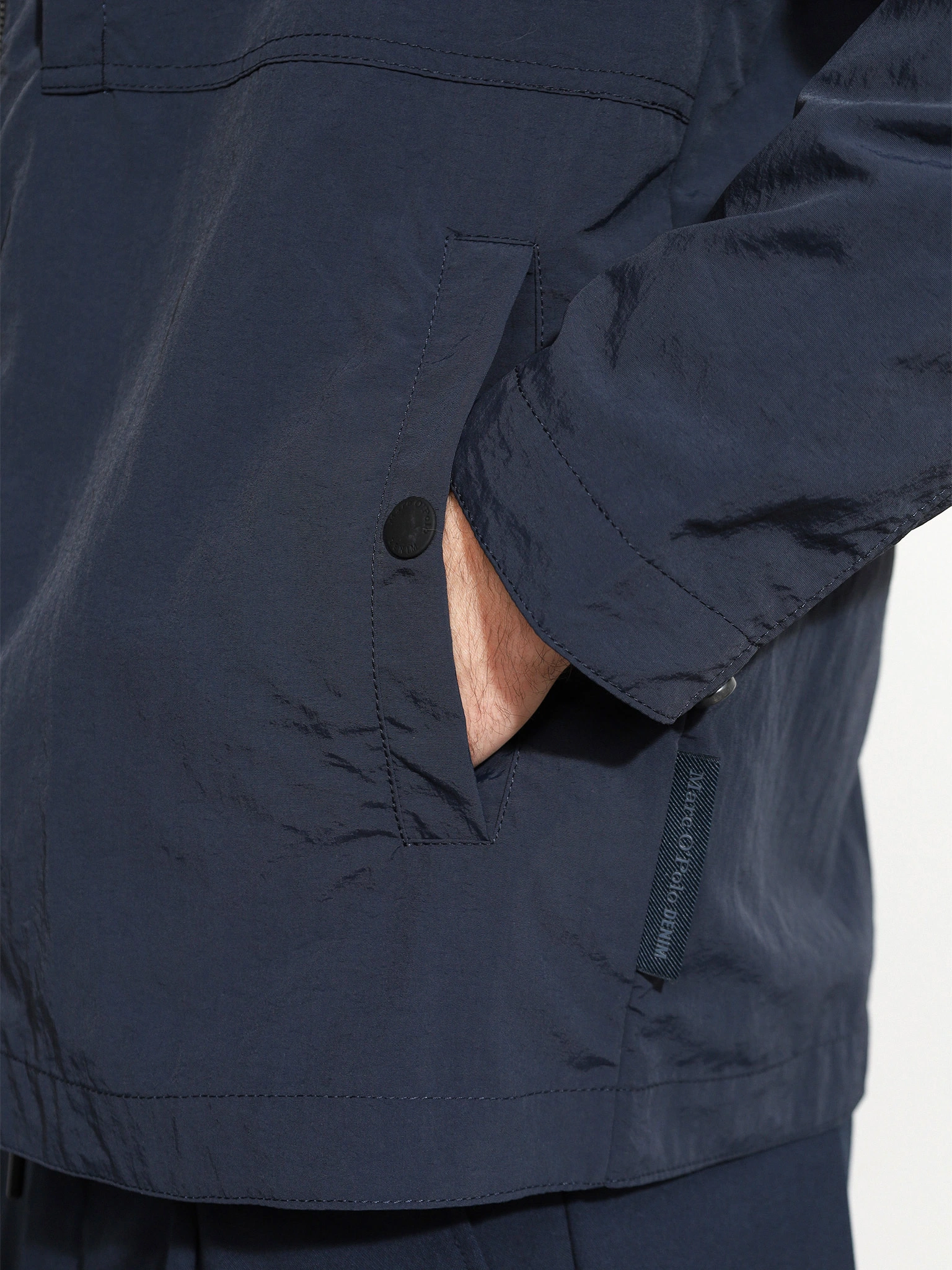 Куртка-ветровка темно-синего цвета 